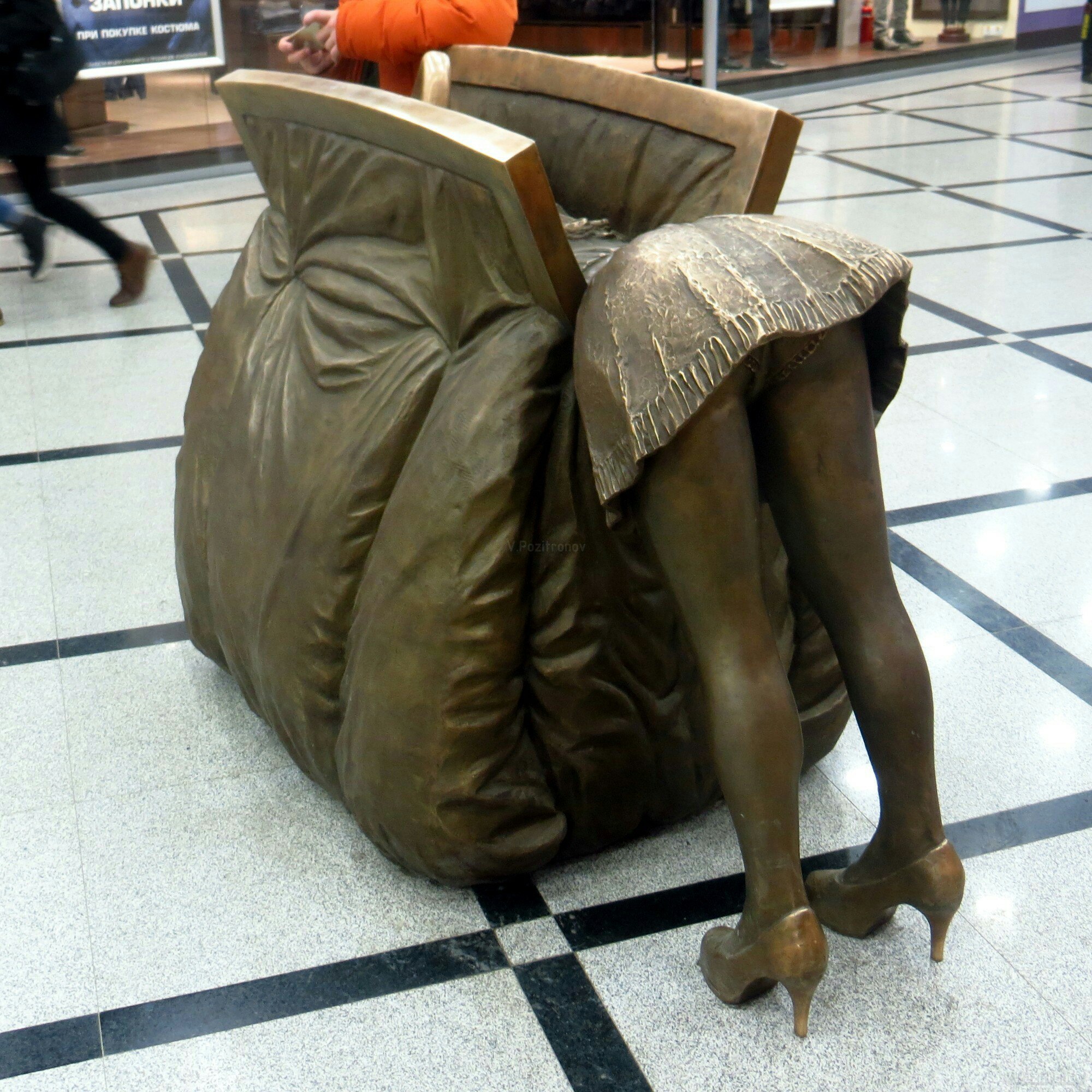 Памятник женской сумочке в Италии