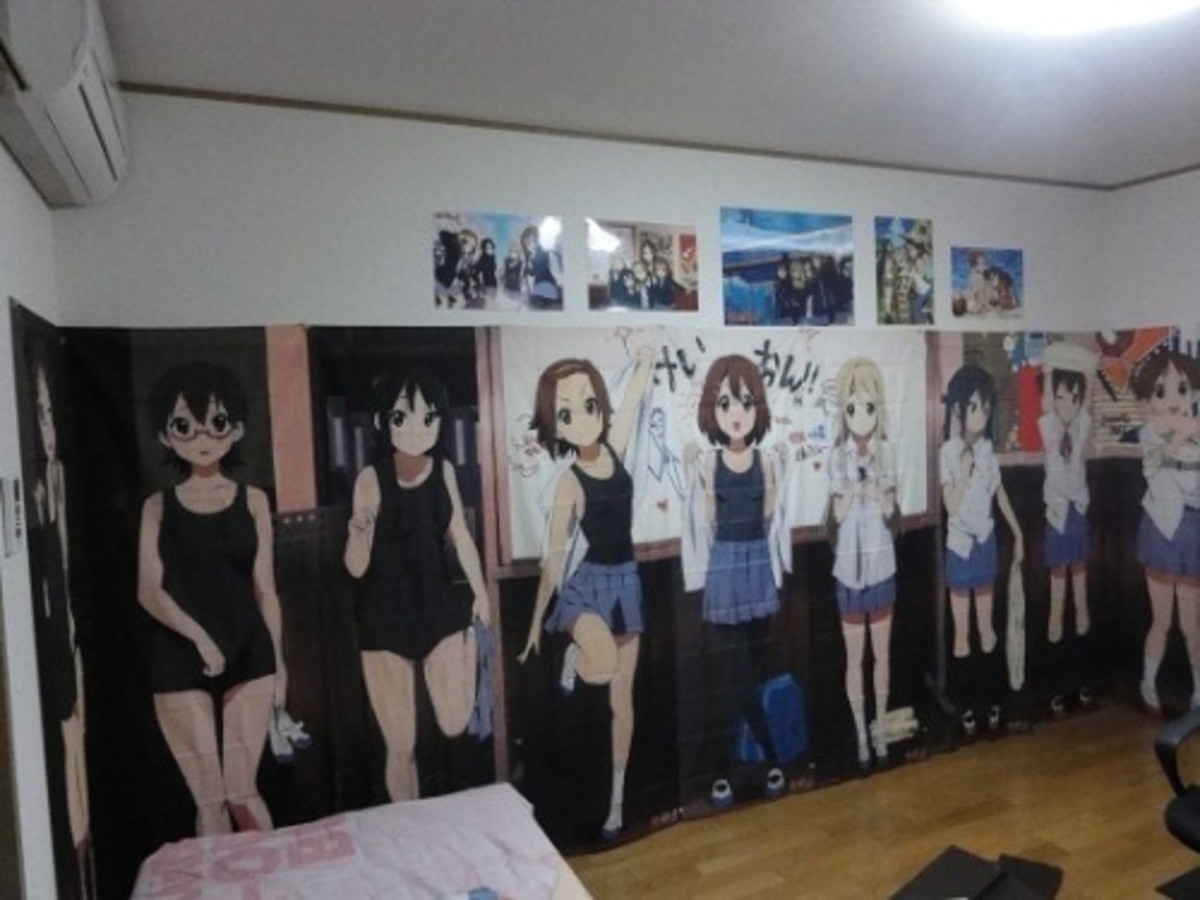 Комната с аниме плакатами