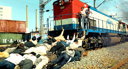 Rare+footage+of+the+last+train+leaving+wuhan_340e5e_7511971.gif