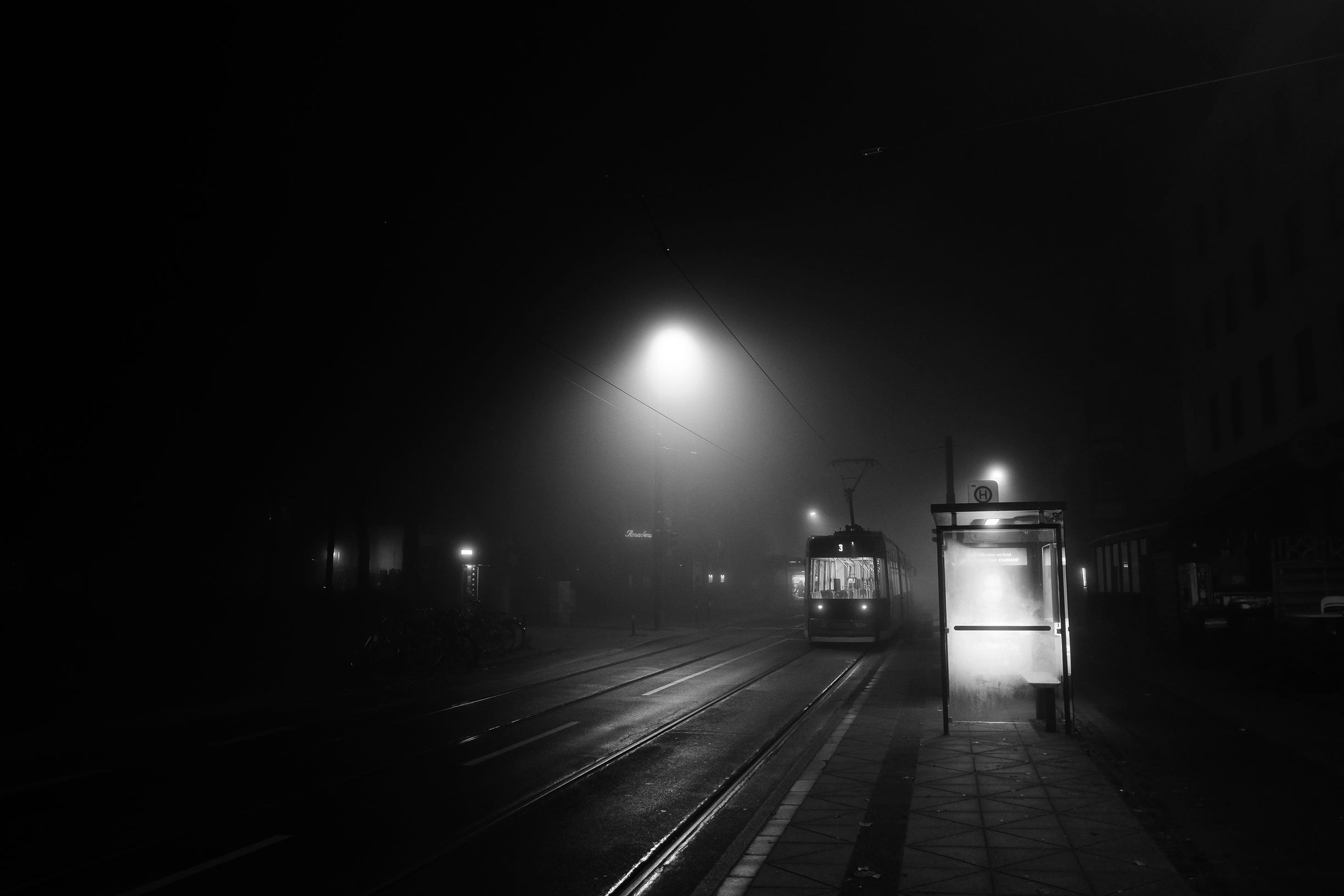 Вечер был душный. Ночная улица в тумане. Ночь улица туман. Страшная ночная улица в тумане. Ночные снимки.