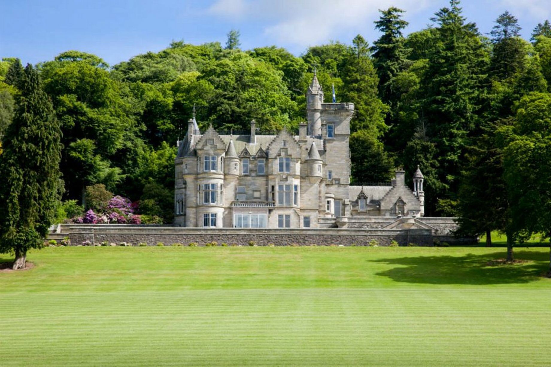 Like a castle. Форфар город в Шотландии. Kinnettles Castle. Поместье Данолли. Castle DUBHOPE Данди.