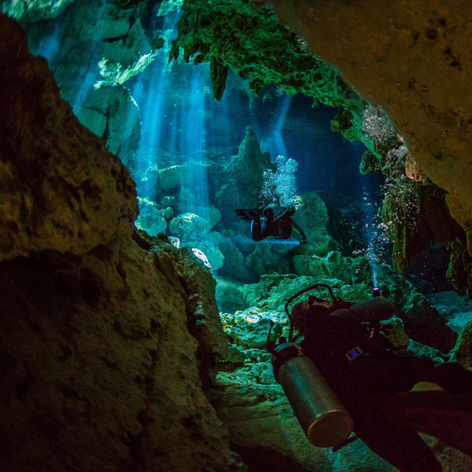 Вертикальная пещера затоплена водой можно найти уровень. Подводная пещера в Пермском крае Ординская. Кейв-дайвинг (пещерный дайвинг). Ординская пещера дайвинг. Мексика Сеноты дайвинг.