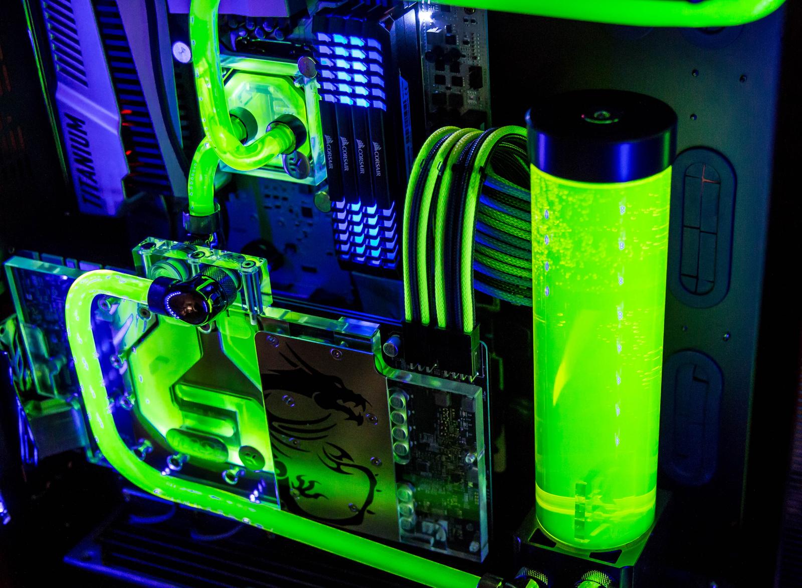 Water cooler. Cosmos c 700m кастомное водяное охлаждение. Зеленое охлаждение водяное. Custom Water Cooling PC. ХАЙПЕР ПК.