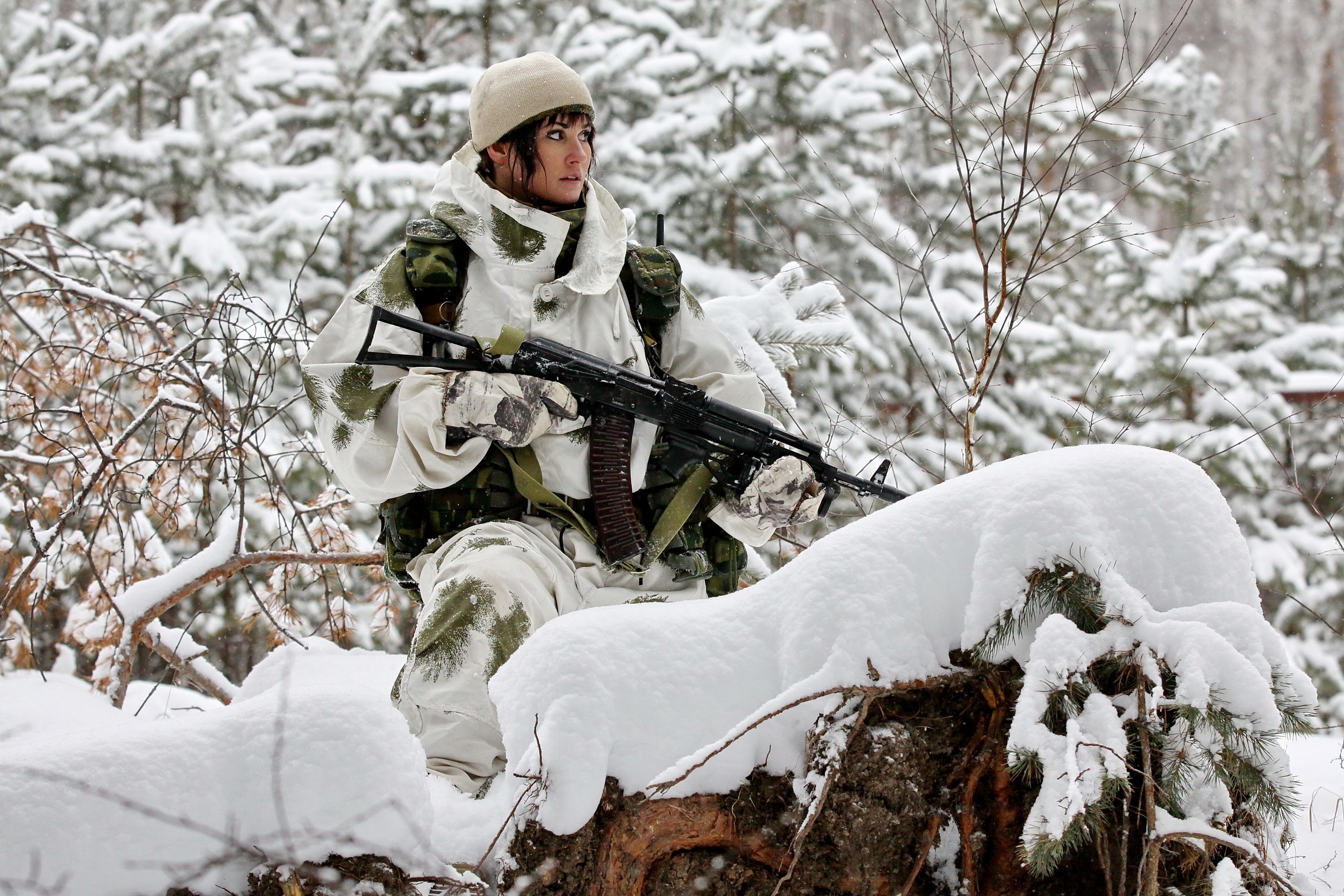 Армейский зим. Военные в зимнем лесу. Зимний камуфляж спецназа. Солдат зима. Солдат в зимнем лесу.