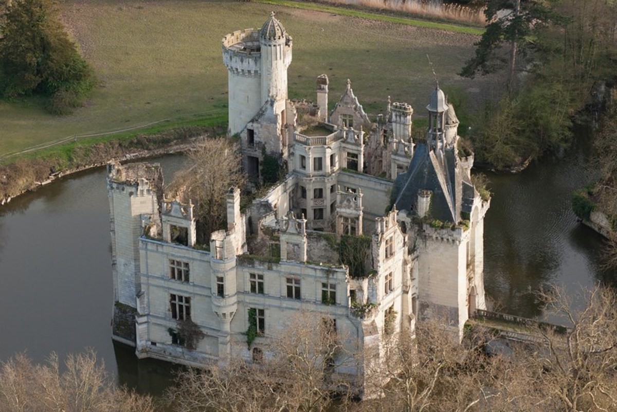 Château de la Mothe-Chandeniers (Les Trois-Moutiers, France) .