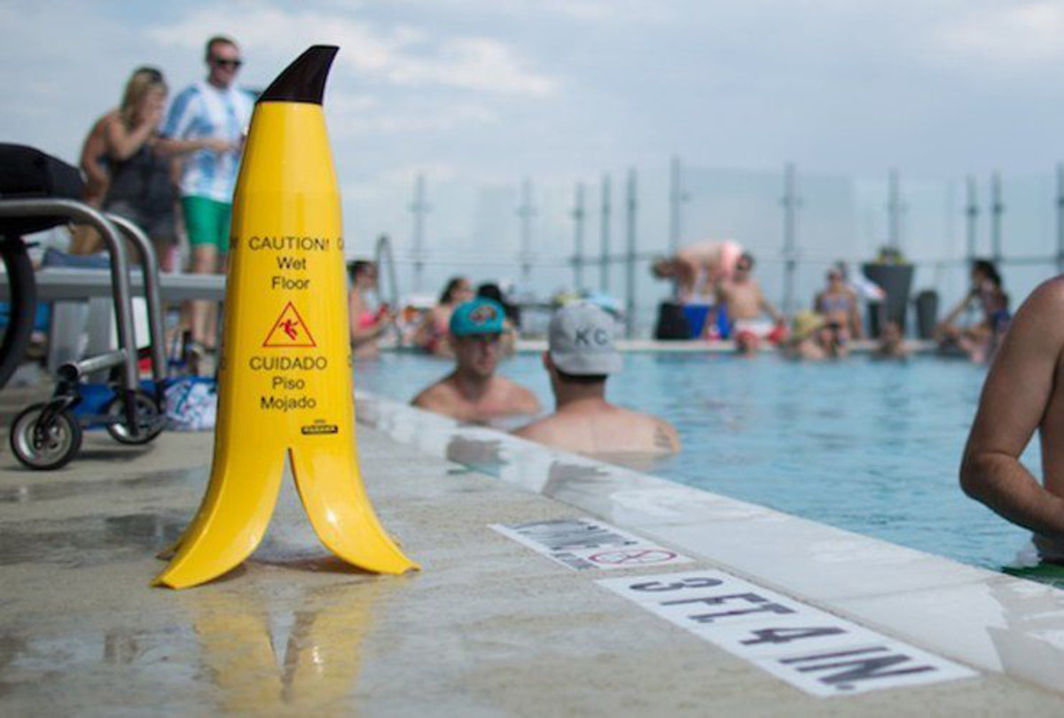 Знак в виде банановой кожуры осторожно мокрый пол