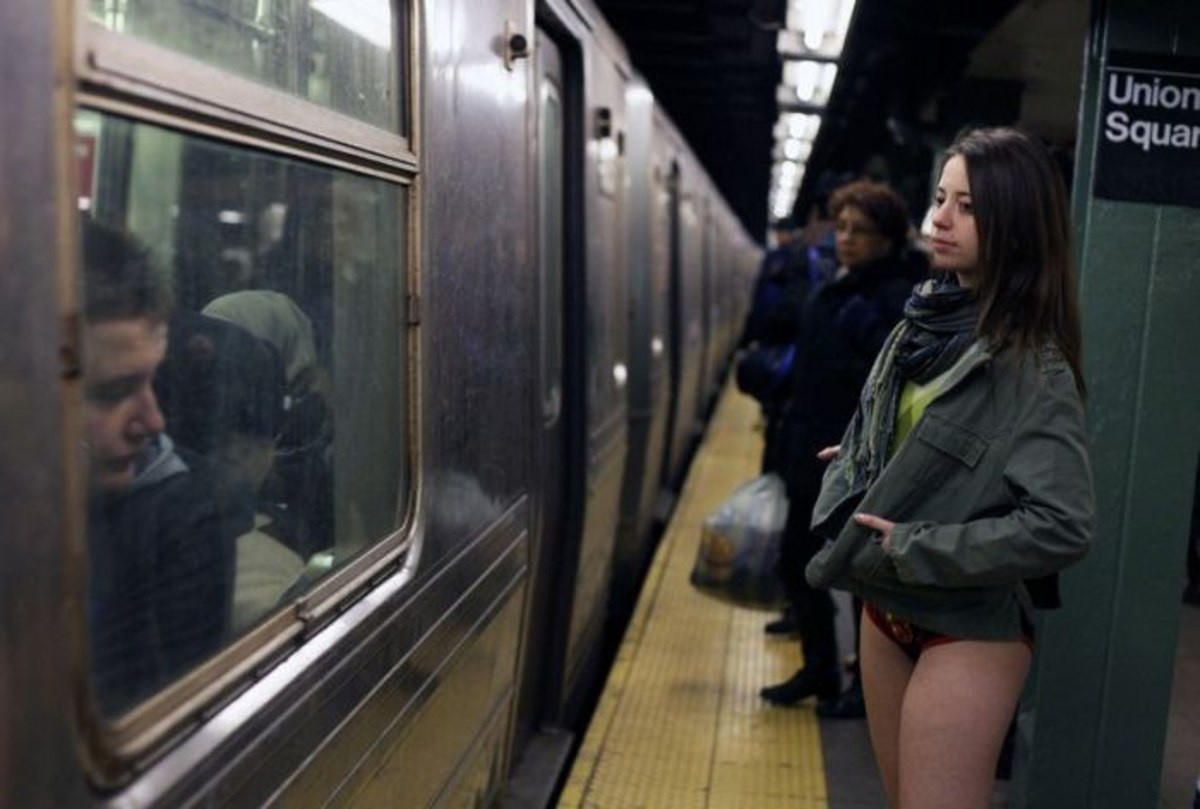 лапают девушек в метро за жопу фото 115