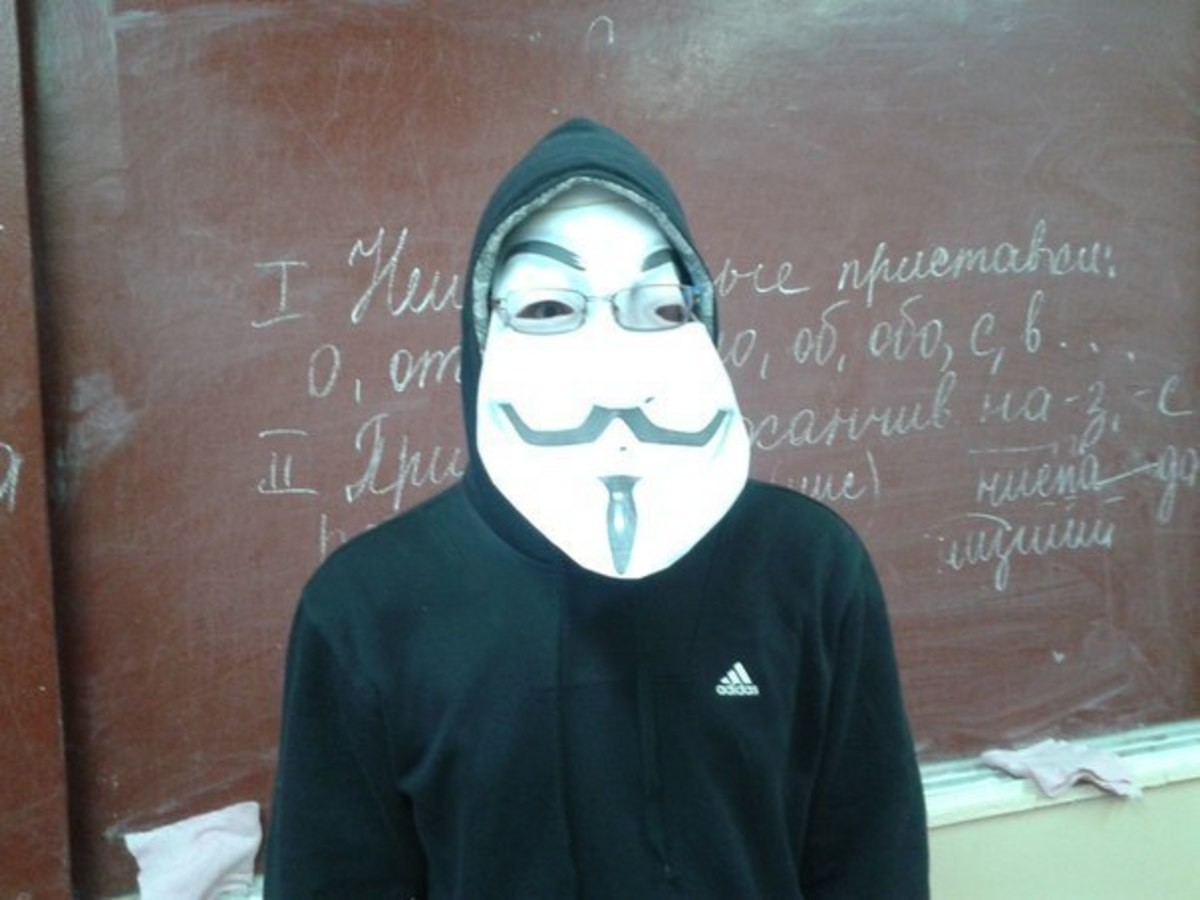 Анонимные объявления masked. Анонимус смешной. Мелкий в маске Анонимуса. Анонимус школьник.