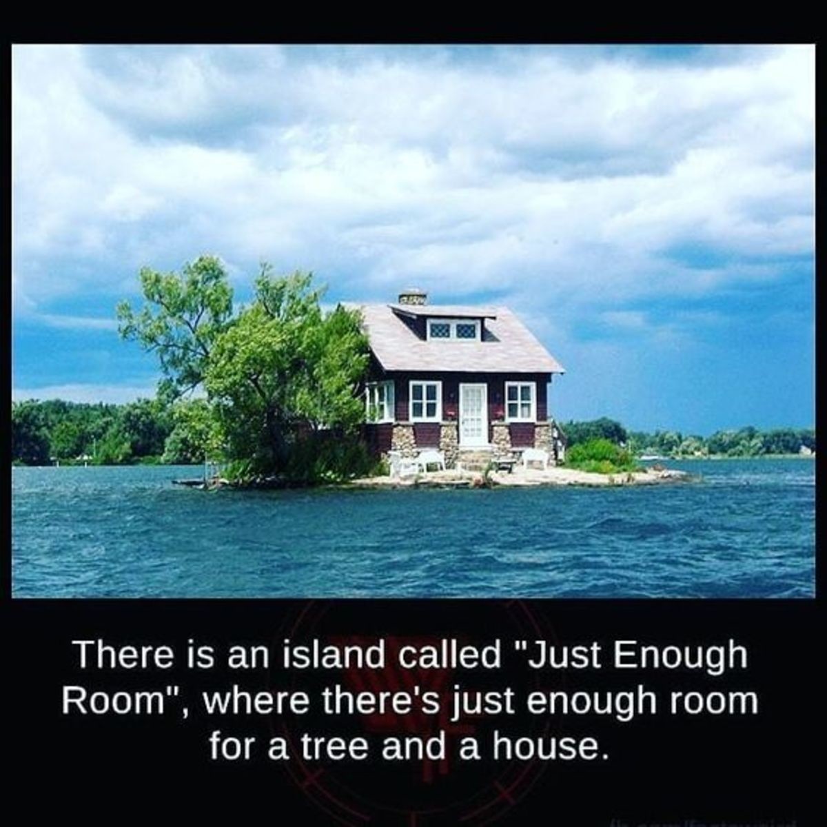 Just island. Остров just Room enough Island. Самый маленький Обитаемый остров на реке Святого Лаврентия. Река Святого Лаврентия Обитаемый остров. Дом на острове посреди озера.