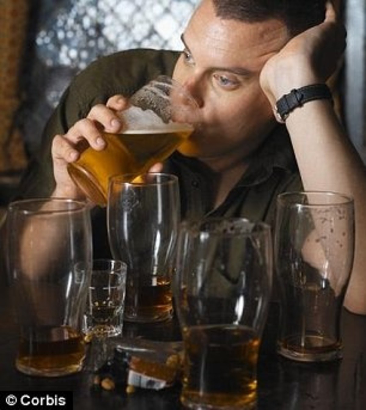 Что пьют в баре. Пить пиво. Мужчина с пивом. Мужчины выпивают. Мужчина с рюмкой за столом.