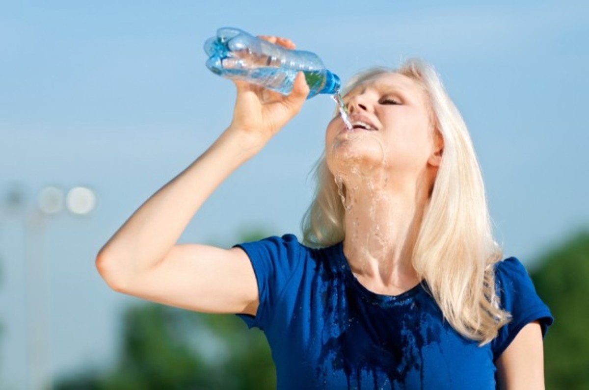 Тетки глотают. Пить воду. Женщина с бутылкой воды. Женщина пьет из бутылки. Девушка с большой бутылкой воды.