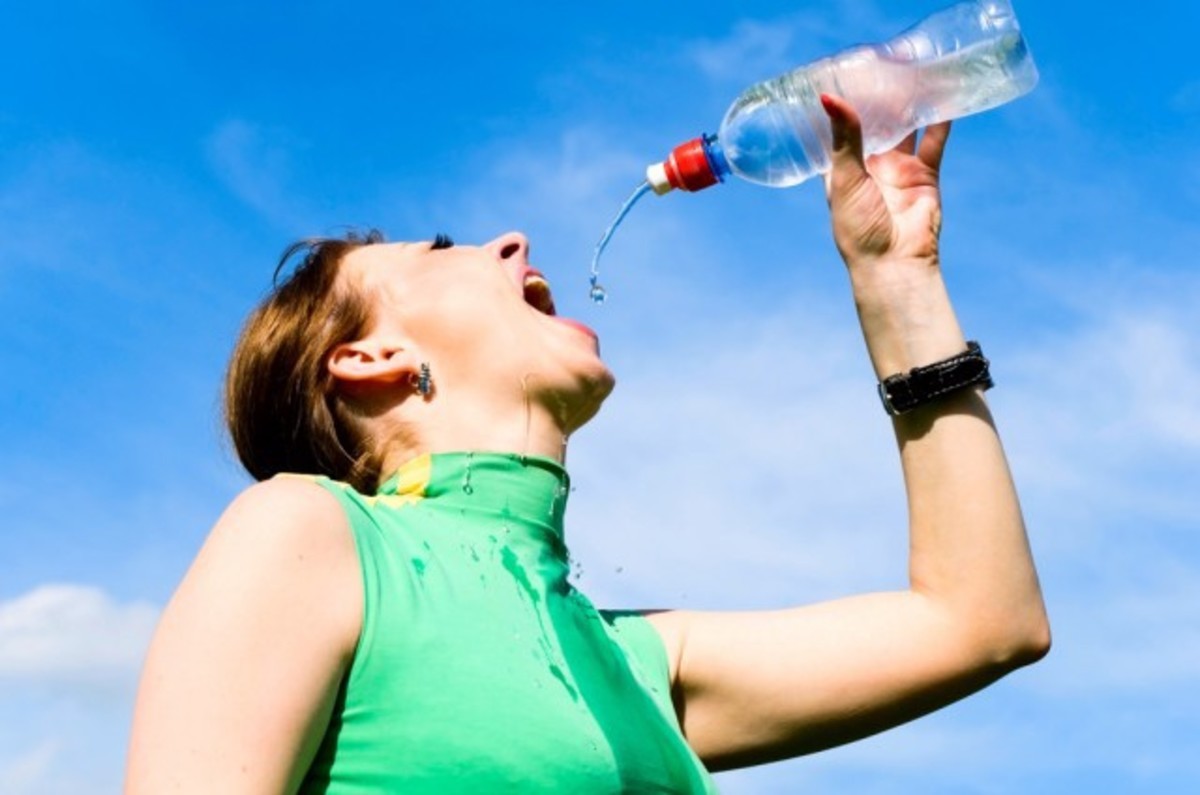 Пить и дуть. Женщина пьет воду. Пьет воду из бутылки. Девушка пьет из бутылки. Девушка с бутылкой воды.