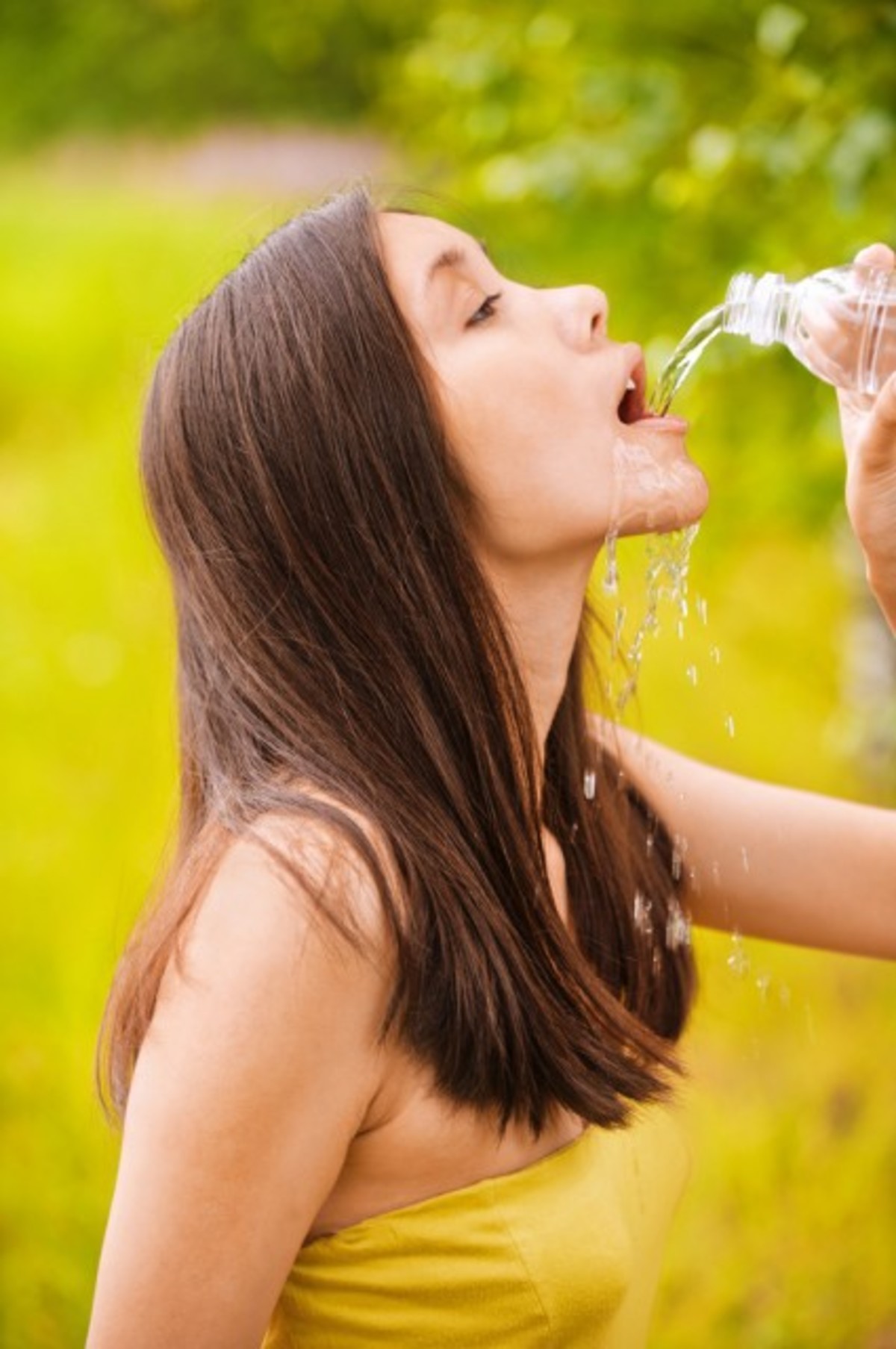 Сильно текущие девушки. Девушка пьет воду. Девушка жажда. Девочка пьет воду. Женщина вода.