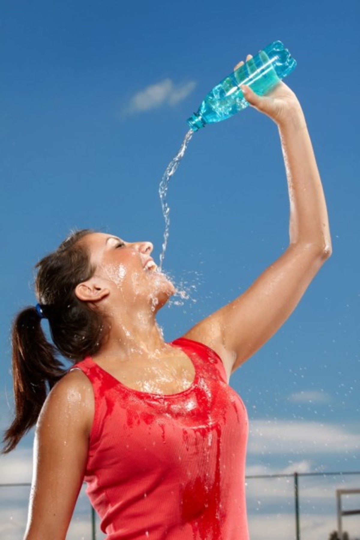 Жар после воды. Человек пьет воду. Девушка обливается водой. Жевушкк пьет из бутылки. Девушка пьет воду.